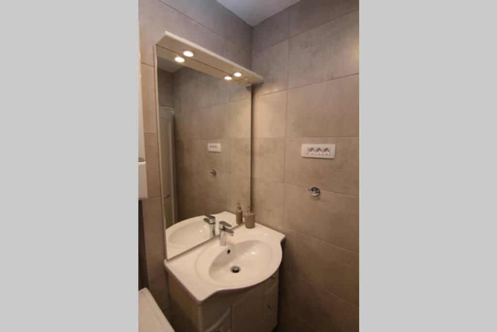 Fast Friend - Cozy Apartment In The Center With Private Garage Риека Экстерьер фото